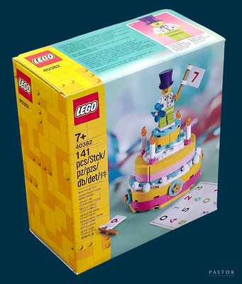 une boîte de Lego contenant un gâteau