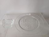 une assiette en verre et un bol en verre posés sur une table