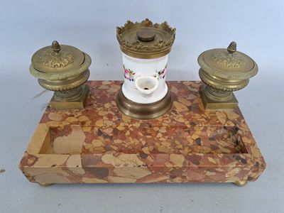 Encrier de bureau à pompe, en porcelaine et bronze doré,