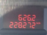 une horloge numérique sur le tableau de bord d'une voiture