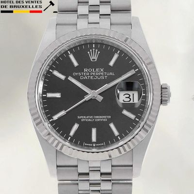 une montre Rolex avec un cadran noir et un bracelet