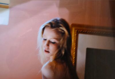 une femme debout devant un miroir