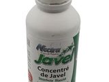 une bouteille de liquide posée sur une surface blanche