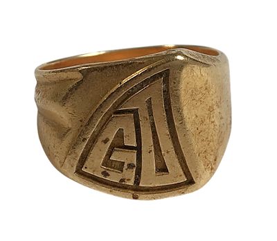 une image représentant une bague en or sur laquelle figure la lettre « a »