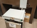 une machine posée sur le sol d'une pièce