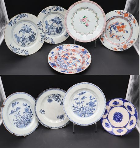 Chine. Suite de huit assiettes porcelaine 18ème et 19ème. Petits ...