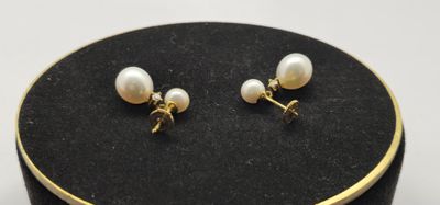 un gros plan sur une paire de boucles d'oreilles en perles posées sur une surface noire
