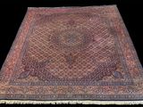 un tapis persan ancien orné d'un motif d'éléphant sur fond noir