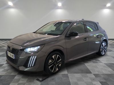 une voiture grise est garée dans une grande pièce au sol en damier
