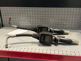 une paire de tuyaux à gaz posés sur une étagère dans un magasin