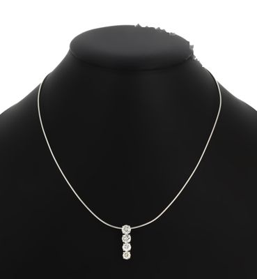 gros plan d'un collier sur un mannequin mannequin