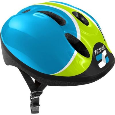 un gros plan d'un casque bleu et vert sur fond blanc