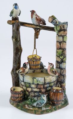 une figurine représentant une fontaine surmontée d'oiseaux