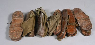 Plusieurs paires de chaussures sont alignées sur une surface blanche
