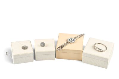 trois boîtes à bijoux blanches et une bague sur fond blanc