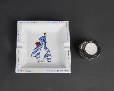 une assiette bleue et blanche sur laquelle est représenté un homme