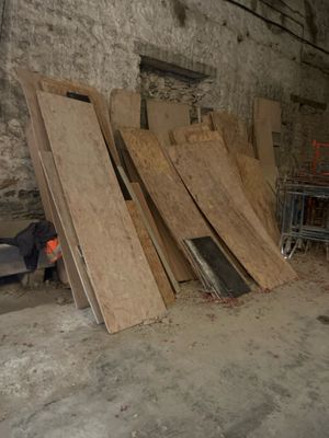 de nombreuses pièces de bois empilées dans une pièce