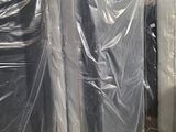 de nombreux matelas emballés dans du plastique dans un entrepôt
