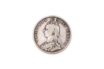 gros plan d'une pièce de monnaie sur une surface blanche