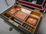 une boîte comportant de nombreux compartiments à l'intérieur