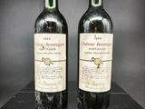deux bouteilles de vin posées sur une table noire