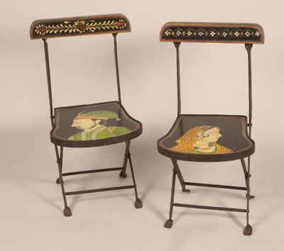une paire de chaises pliantes ornées d'une peinture représentant une femme et un chat