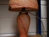 une lampe posée sur une table dans une pièce