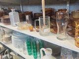 de nombreux verres et tasses sur les étagères du magasin