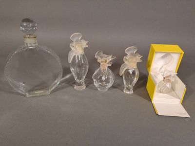 trois figurines en verre posées à côté d'une boîte jaune