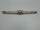une broche en or et diamants ornée d'un oiseau