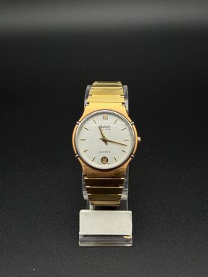 gros plan d'une montre sur un support sur une surface noire