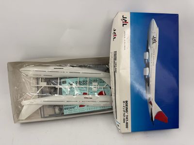 la boîte est ouverte pour montrer la maquette d'un avion