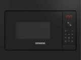 gros plan d'un four à micro-ondes sur fond blanc