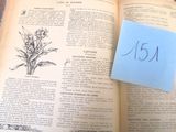un livre sur lequel est collé un post-it, posé sur une table