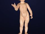 une figurine ancienne représentant un enfant sur un socle