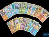 les cartes pokémon sont toutes alignées et prêtes à être jouées