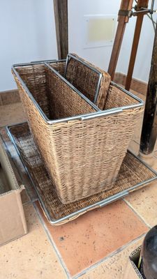 un panier posé par terre à côté d'une échelle