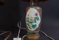 Lot de deux vases en faïence à décor de végétaux et oiseaux … (photo 3)