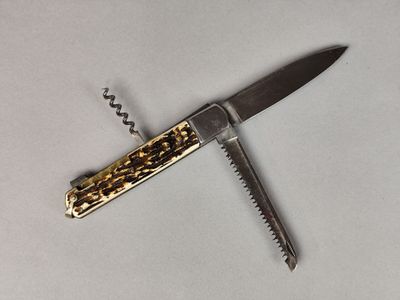 un couteau auquel est attachée une chaîne, posé sur une table