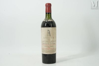 une bouteille de vin posée sur une table