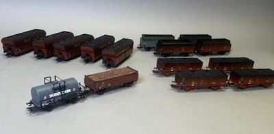 un grand nombre de trains miniatures posés sur une table