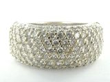 gros plan d'une bague en diamant sur une surface blanche