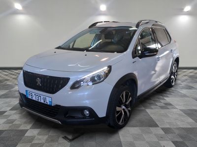 la voiture blanche est garée sur un sol en damier dans le garage