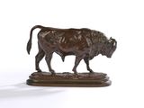 statue en bronze représentant un taureau, posée sur un socle en bois, sur fond blanc