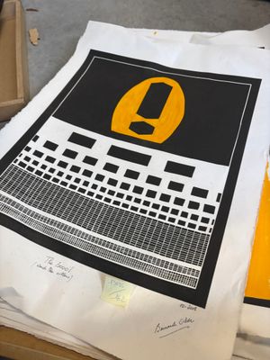 une pile de papiers sur laquelle est posé un clavier d'ordinateur