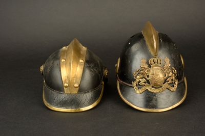 une paire de casques ornés de motifs dorés sur fond noir