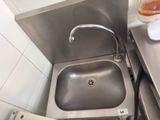 un évier dans un coin d'une petite cuisine