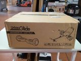 une boîte posée sur une table dans une pièce