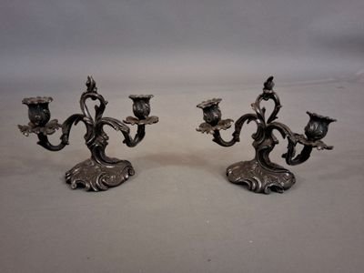 paire de candélabres anciens en métal argenté avec fleurs et feuilles