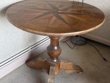 une petite table en bois ornée d'un motif en forme d'étoile